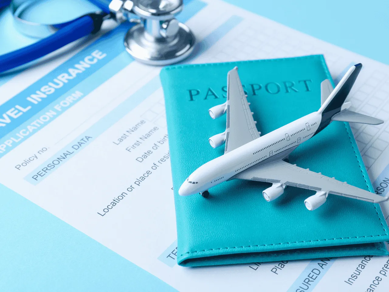 Patientenkoordinator bespricht mit einem internationalen Patienten die Planung einer Behandlungsreise