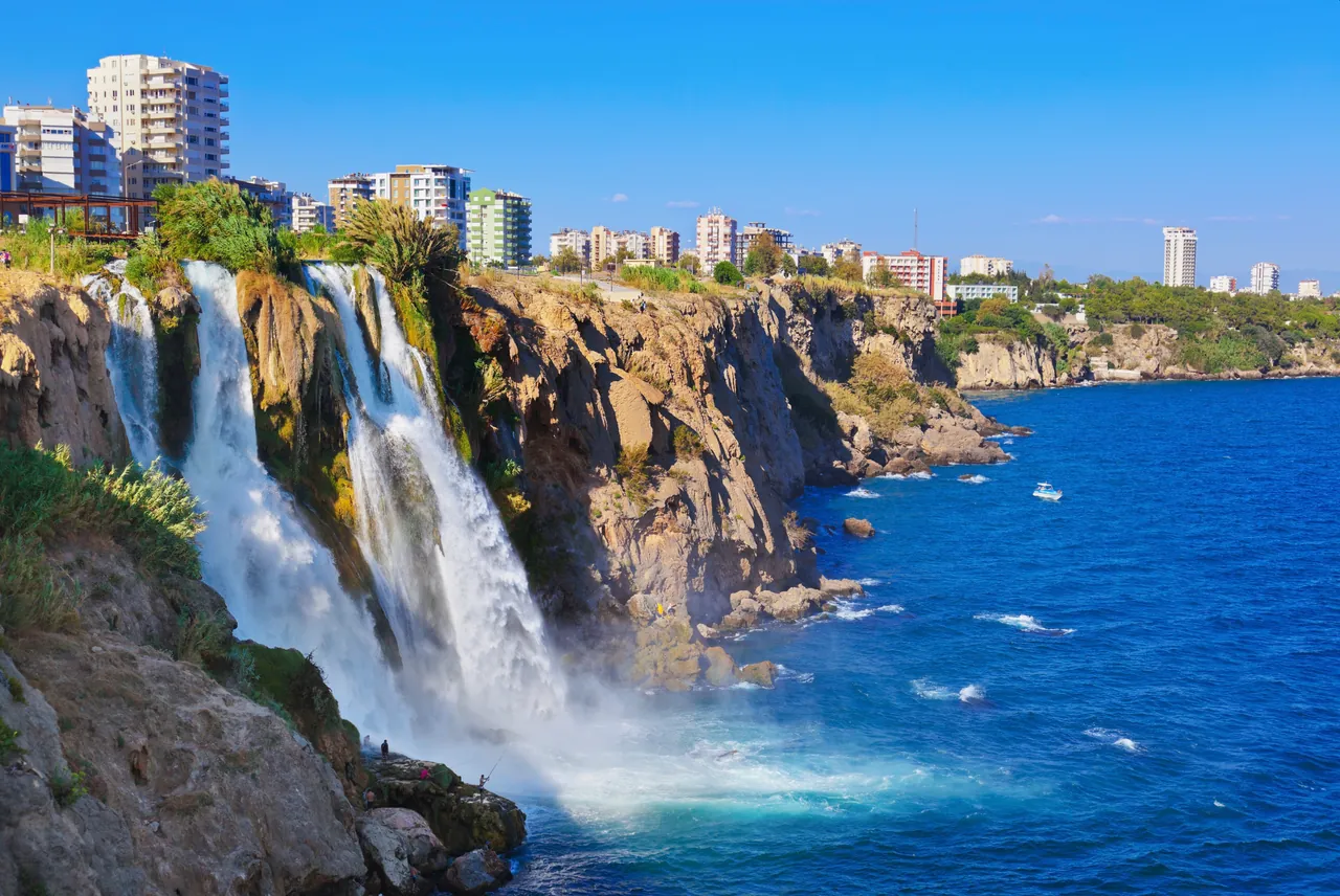Der Düden-Wasserfall mündet an der Küste Antalyas in das Mittelmeer.