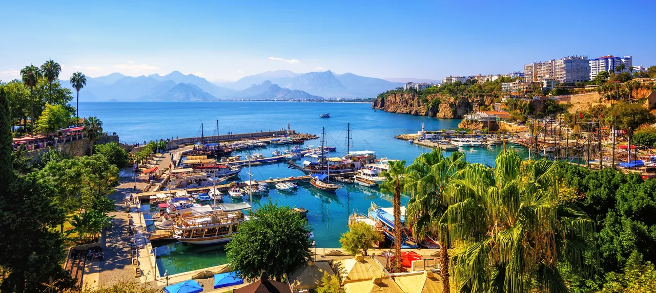 Panorama des alten Hafens von Antalya in der Türkei.