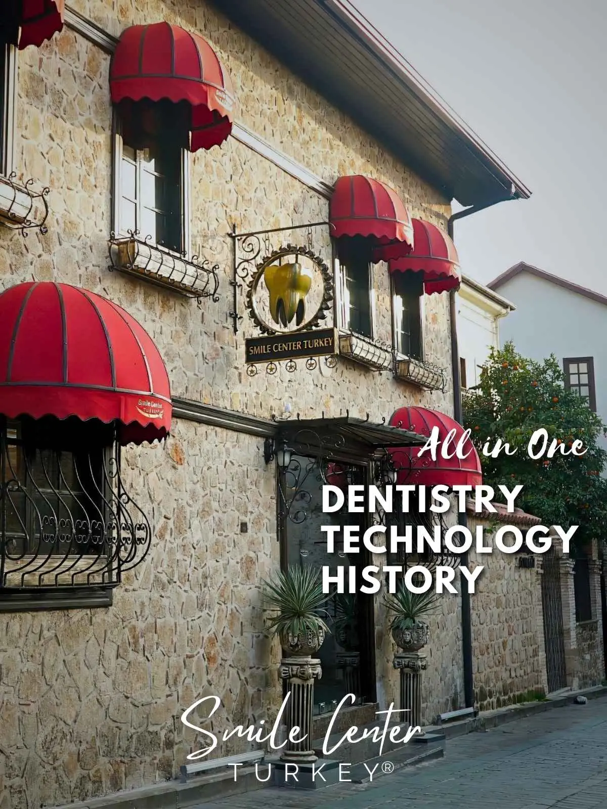 Restaurierte Steinfassade von Smile Center Turkey® mit roten Markisen und Klinikschild in der Altstadt von Antalya