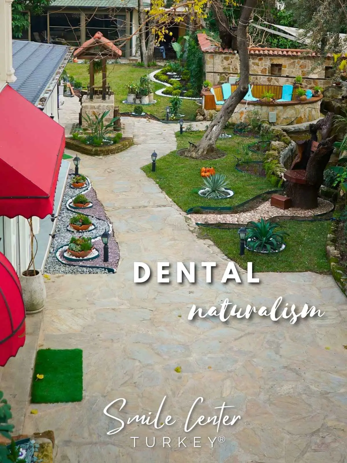 Begrünter Klinikgarten mit Steinwegen und Sitzgelegenheiten bei Smile Center Turkey® in Antalya