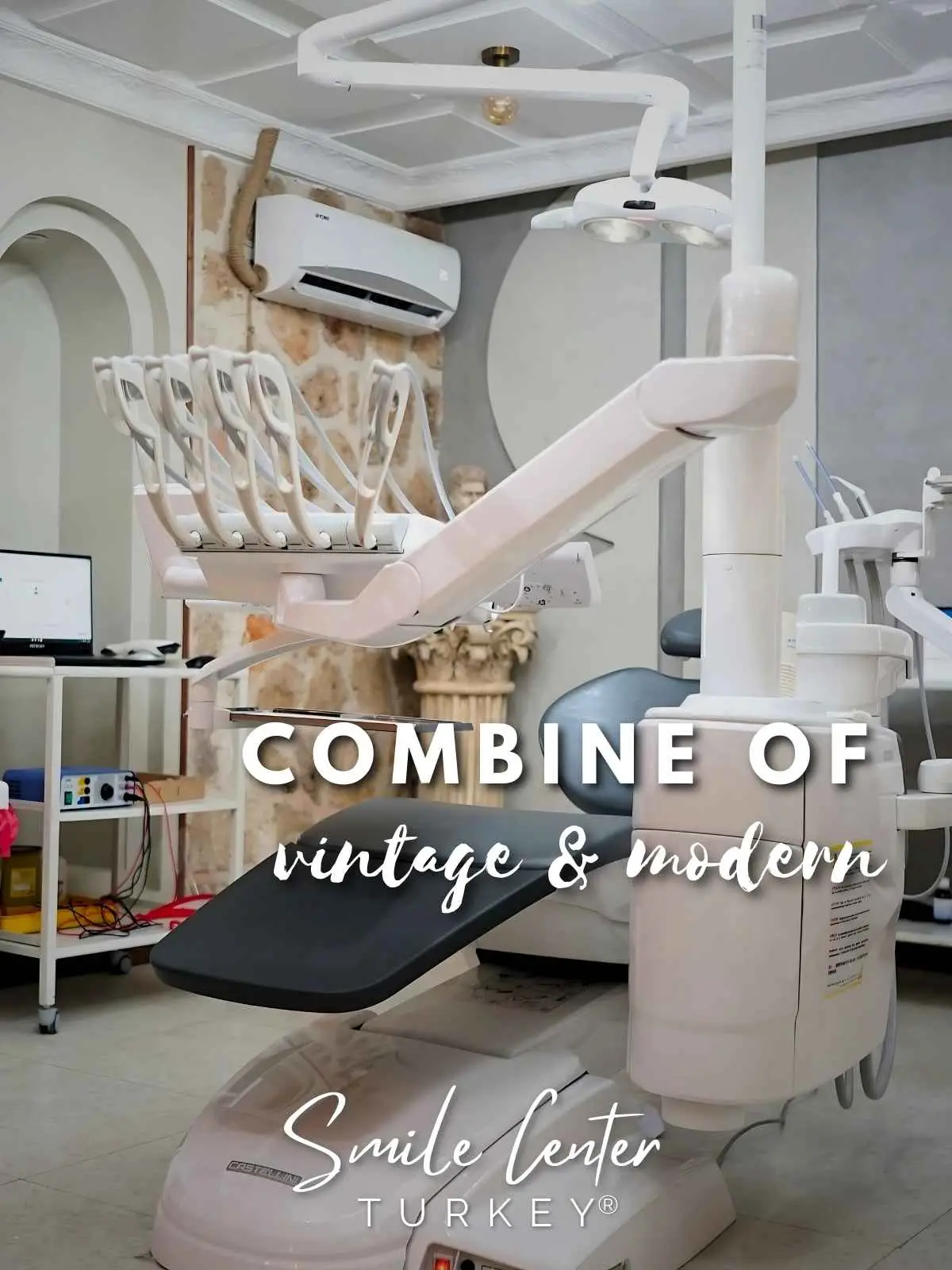 Moderne zahnmedizinische Behandlungseinheit in einem restaurierten historischen Raum bei Smile Center Turkey®