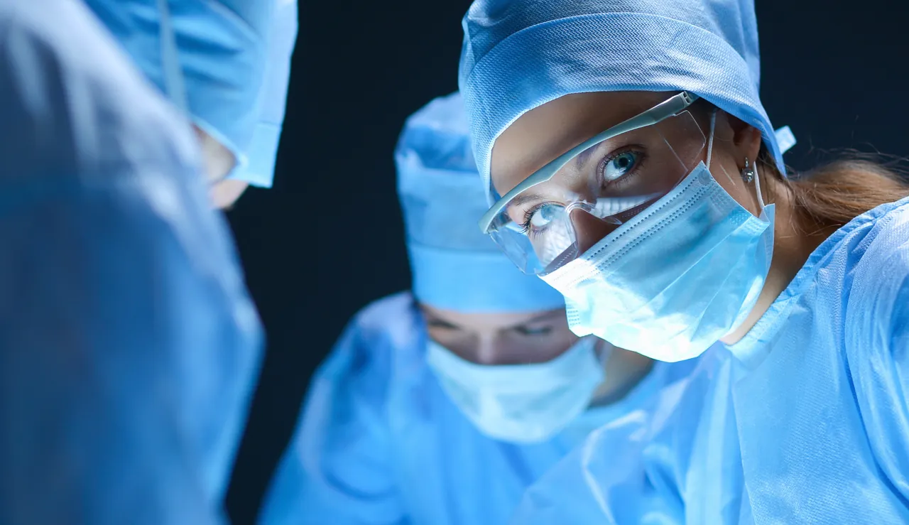 Ein zahnmedizinisches Behandlungsteam bei der Arbeit in einer Klinik in der Türkei.